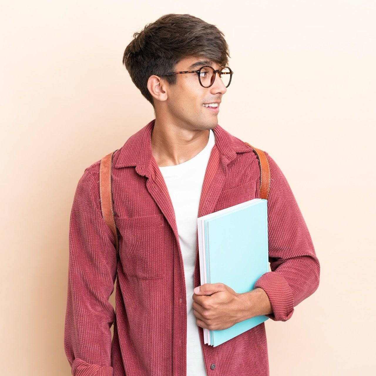 jeune etudiant homme race blanche isole fond ocre cote Grande e1701856718957